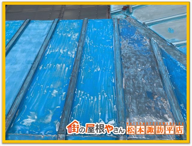 塩尻市倉庫屋根塗装　剥がれた塗膜